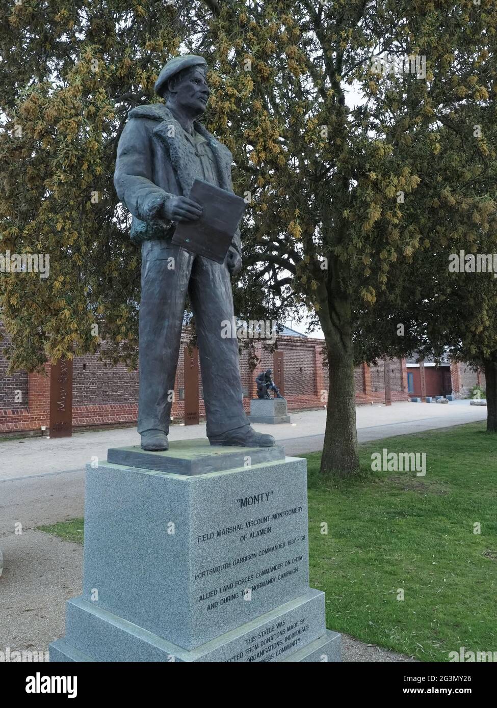 Statua in bronzo del maresciallo Bernard Mongomery, visconte Montgomery di Alamein, al D Day Museum di Southsea vicino Portsmouth Inghilterra Foto Stock