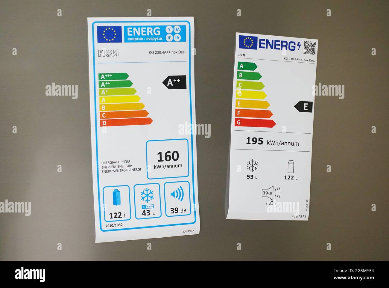 '24.02.2021, Berlino, Berlino, Germania - etichetta di efficienza energetica vecchia e nuova sulla porta di un frigorifero. A partire dal 01.03.2021 si applicheranno le nuove classi A-G. Foto Stock