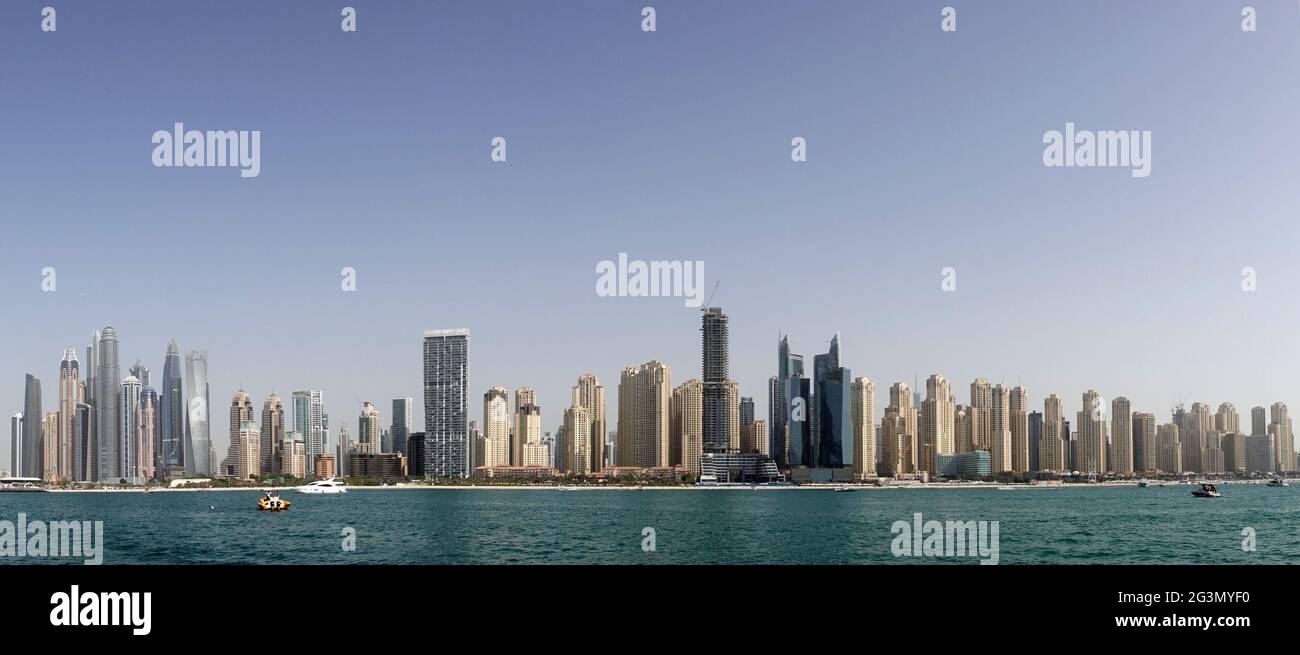 '25.03.2021, Dubai, , Emirati Arabi Uniti - Panorama dello skyline. 00S210325D550CAROEX.JPG [RELEASE DEL MODELLO: NO, RELEASE DELLA PROPRIETÀ: NO (c) caro images Foto Stock