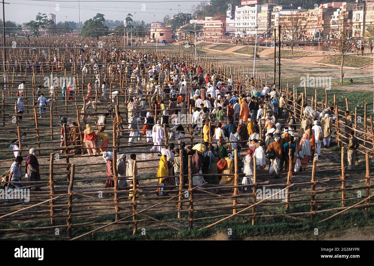 '13.04.2014, Haridwar, Uttarakhand, India - folle di pellegrini sulla loro strada per il santo Gange durante il festival religioso indù Purna Kumbh Mela. 0 Foto Stock