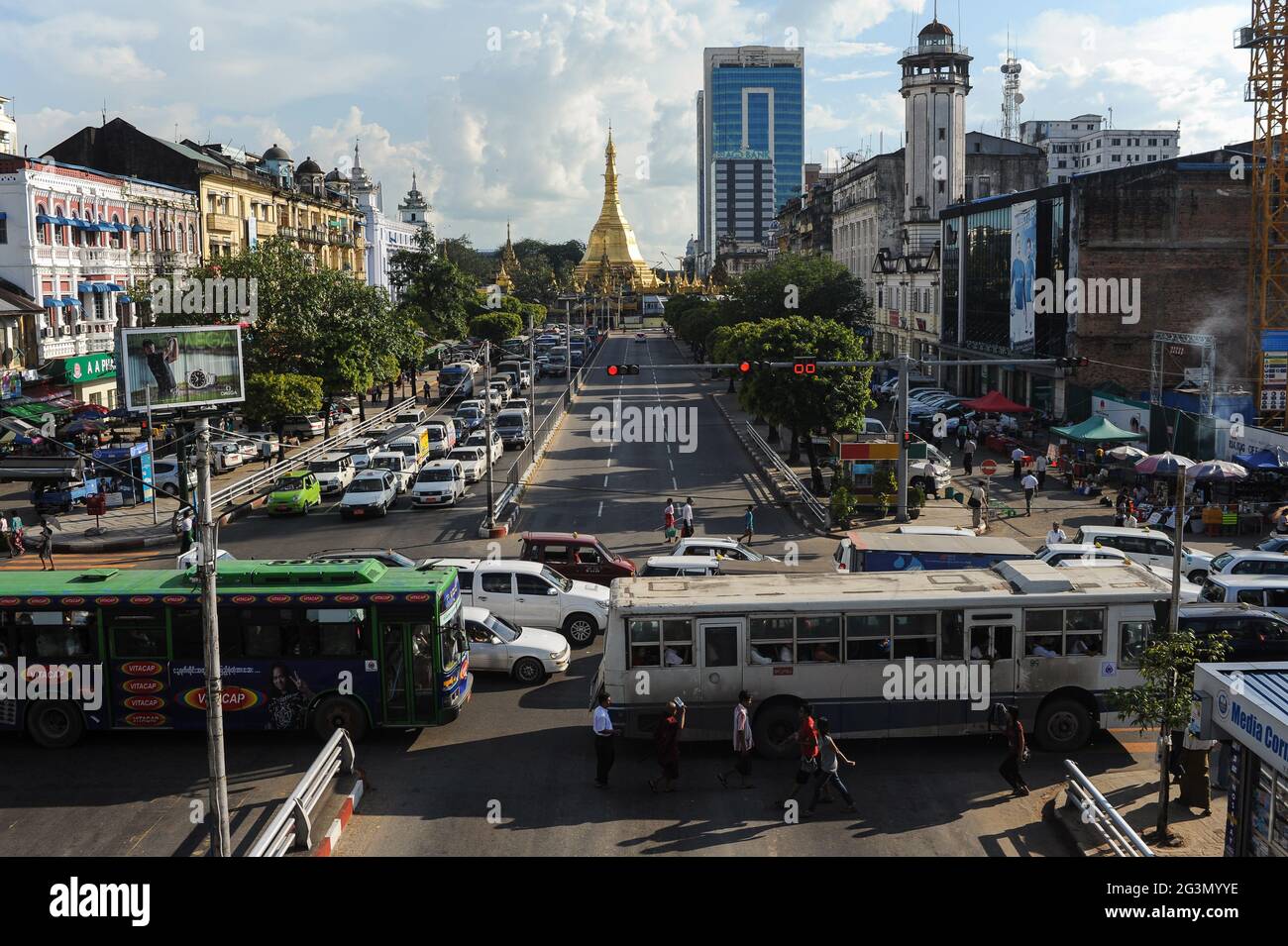 '31.10.2013, Yangon, , Myanmar - una vista dall'alto del traffico giornaliero lungo la strada di Sule Pagoda e Piazza di Sule nel centro della città dell'ex capita Foto Stock