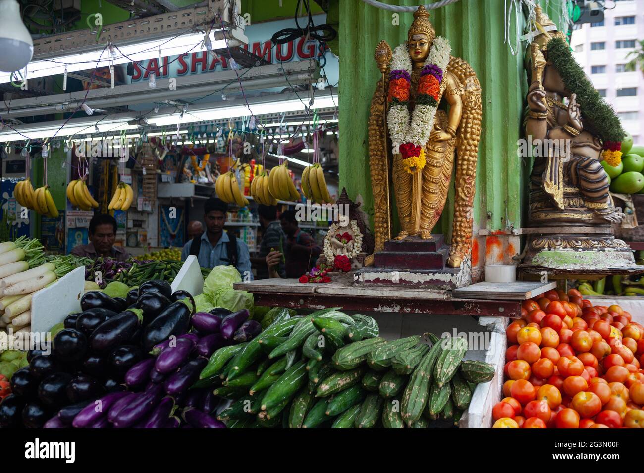 '10.05.2019, Singapore, , Singapore - UN negozio di alimentari che vende frutta fresca e verdura nel distretto di Little India, con statue indù e piccoli ceneri Foto Stock