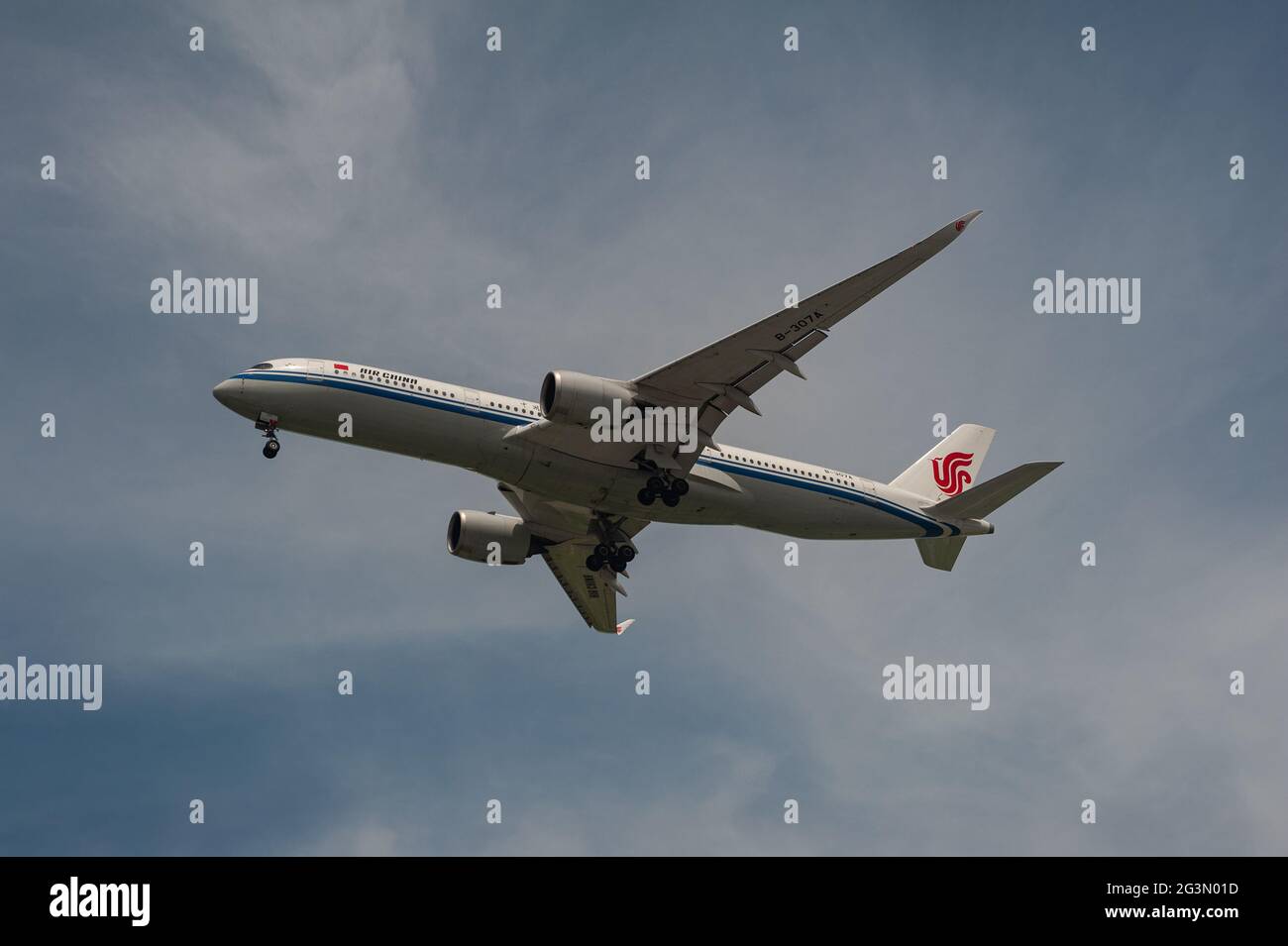 '01.05.2021, Singapore, Singapore - un aeromobile passeggeri Air China Airbus A350-900 con registrazione B-307A su Approach to Changi International Air Foto Stock