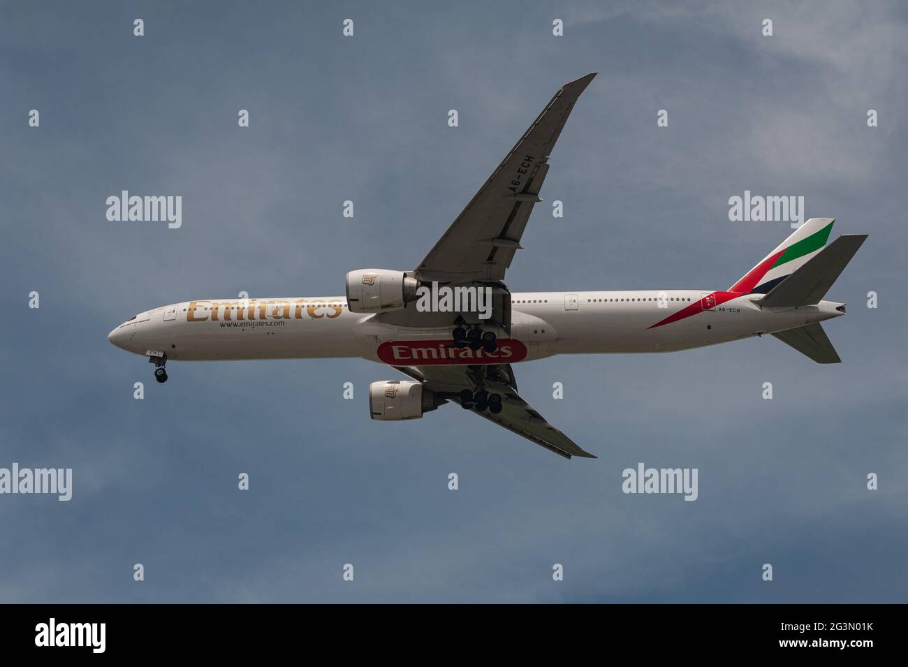 '01.05.2021, Singapore, Singapore - un aeromobile passeggeri Emirates Airline Boeing 777-300 ER con registrazione A6-ECH su Approach to Changi Internat Foto Stock