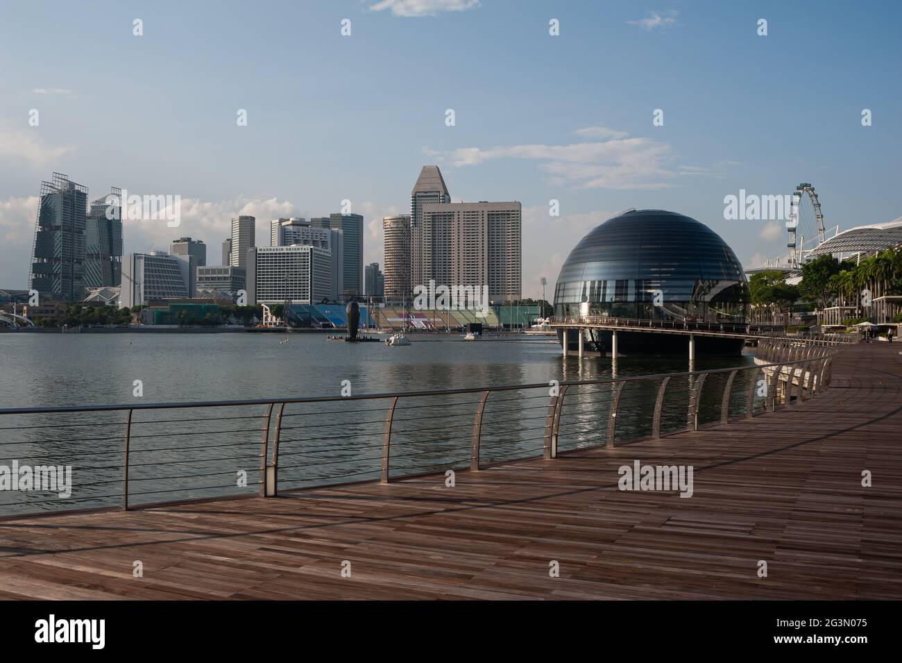 '25.05.2021, Singapore, , Singapore - abbandonato lungomare a Marina Bay con il nuovo Apple Store e skyline del centro durante i continui crisi corona Foto Stock