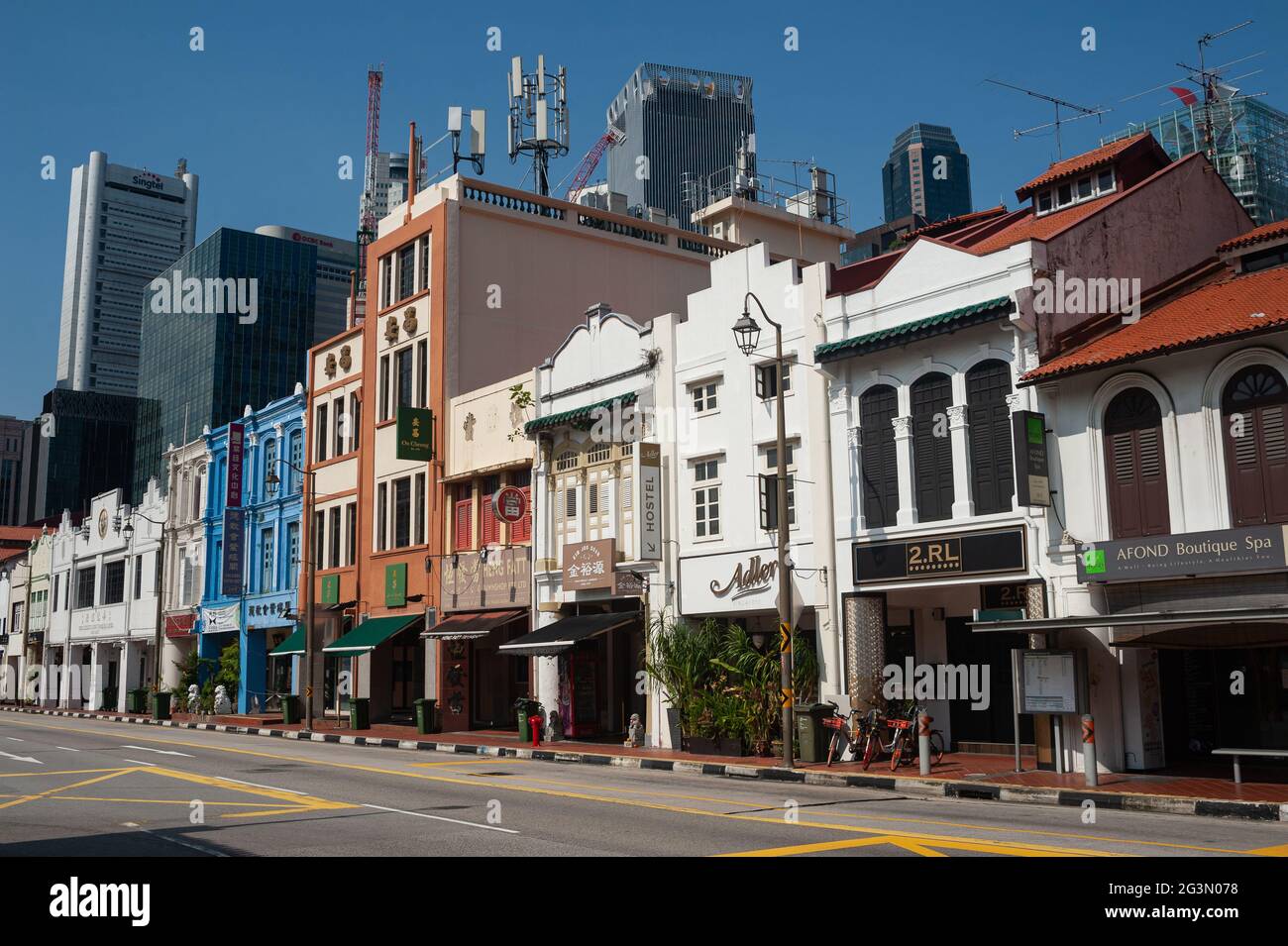 '25.05.2021, Singapore, Singapore - Vista della strada deserta di South Bridge Road con i suoi edifici tradizionali (negozi) in Chinatown e Th Foto Stock