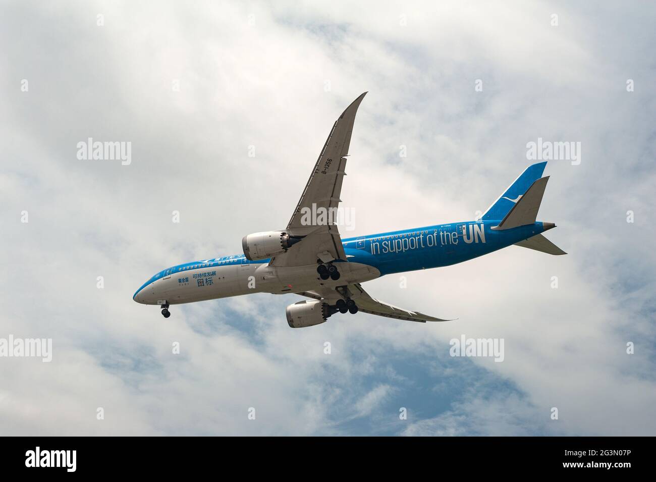 '26.05.2021, Singapore, Singapore - un aereo passeggeri Xiamen Air del tipo Boeing 787-9 Dreamliner in livrea speciale ONU e registrazione B-I356 Foto Stock