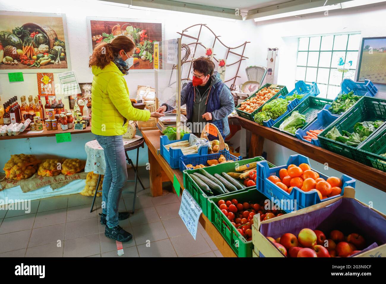 '17.04.2021, Soest, Renania Settentrionale-Vestfalia, Germania - Fattoria, il cliente acquista le verdure nel negozio della fattoria di Gemuesehof Buschhoff in tempi del Cor Foto Stock