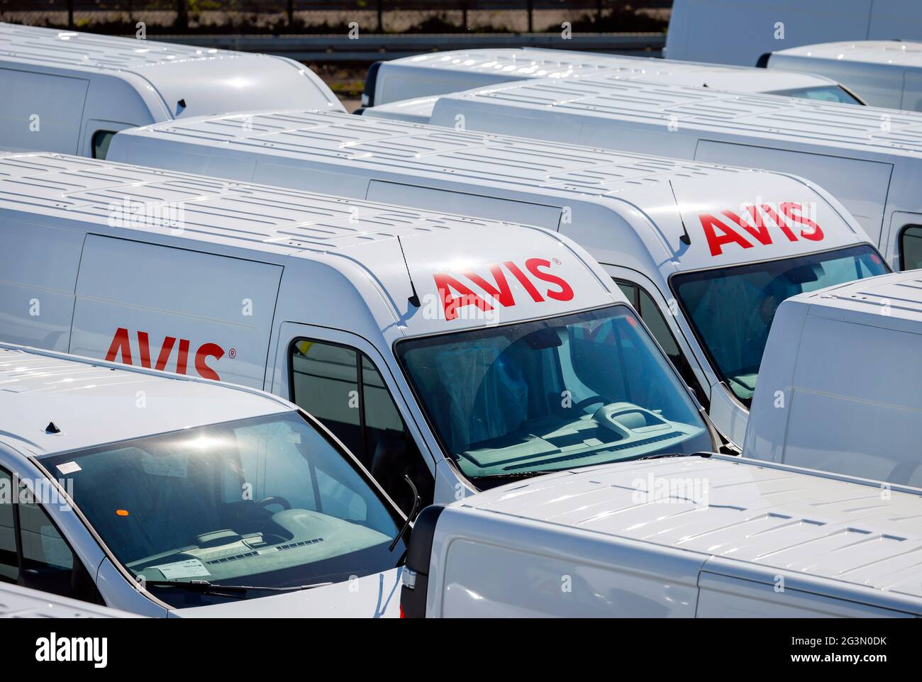 '27.04.2021, Duisburg, Nord Reno-Westfalia, Germania - Auto nuove, furgoni Avis noleggio auto, punto di trasbordo, terminal auto nel porto di Duisburg. 0 Foto Stock