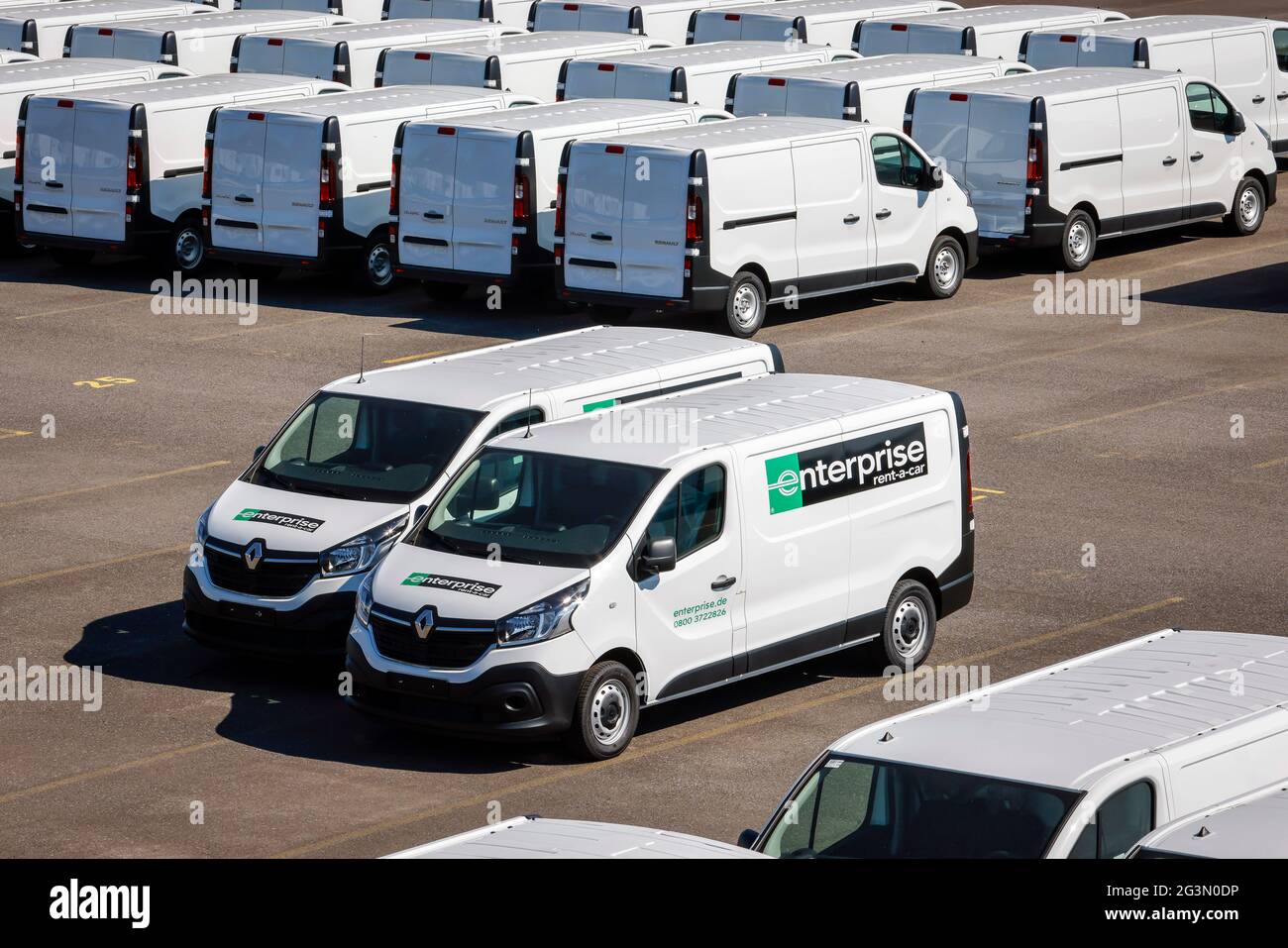 '27.04.2021, Duisburg, Renania Settentrionale-Vestfalia, Germania - Auto nuove, furgoni, noleggio auto Enterprise, punto di trasbordo, terminal auto nel porto di Duisb Foto Stock