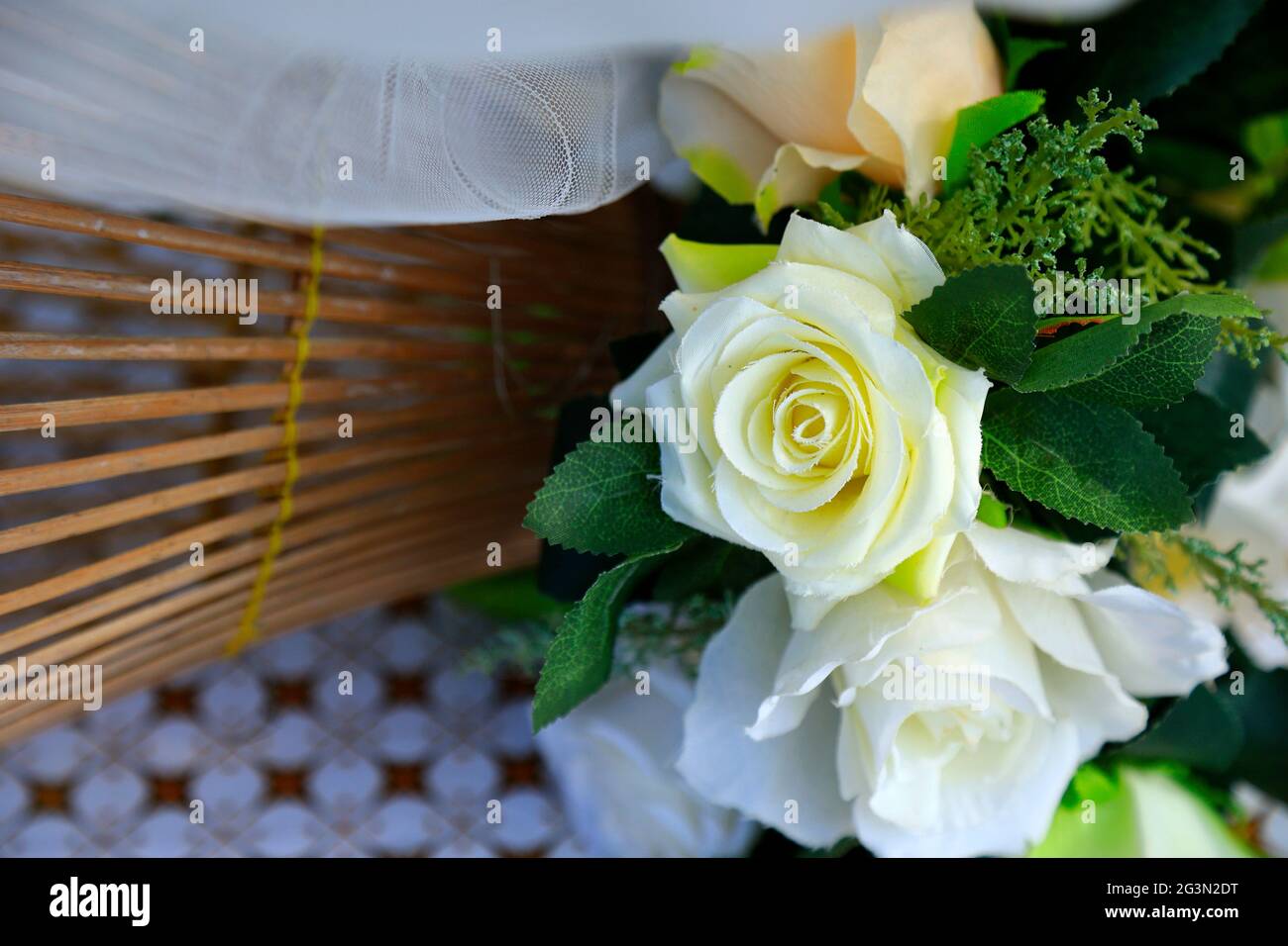 bouquet di rose bianche per cerimonie nuziali Foto Stock