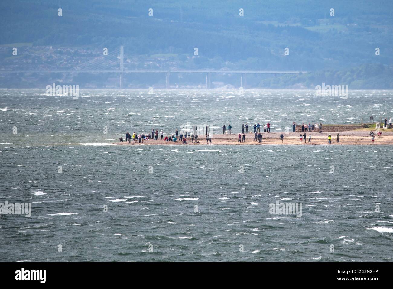 Fort George, Inverness, Scozia, Regno Unito. 13 giugno 2021. Nella foto: Folle di persone si trovano a Chanonry Point nel Moray Forth per vedere se possono avvistare i delfini del Moray Firth quando la marea cambia. E' una popolare attività turistica con gite giornaliere organizzate da aziende locali. Credit: Colin Fisher/CDFIMAGES.COM Foto Stock