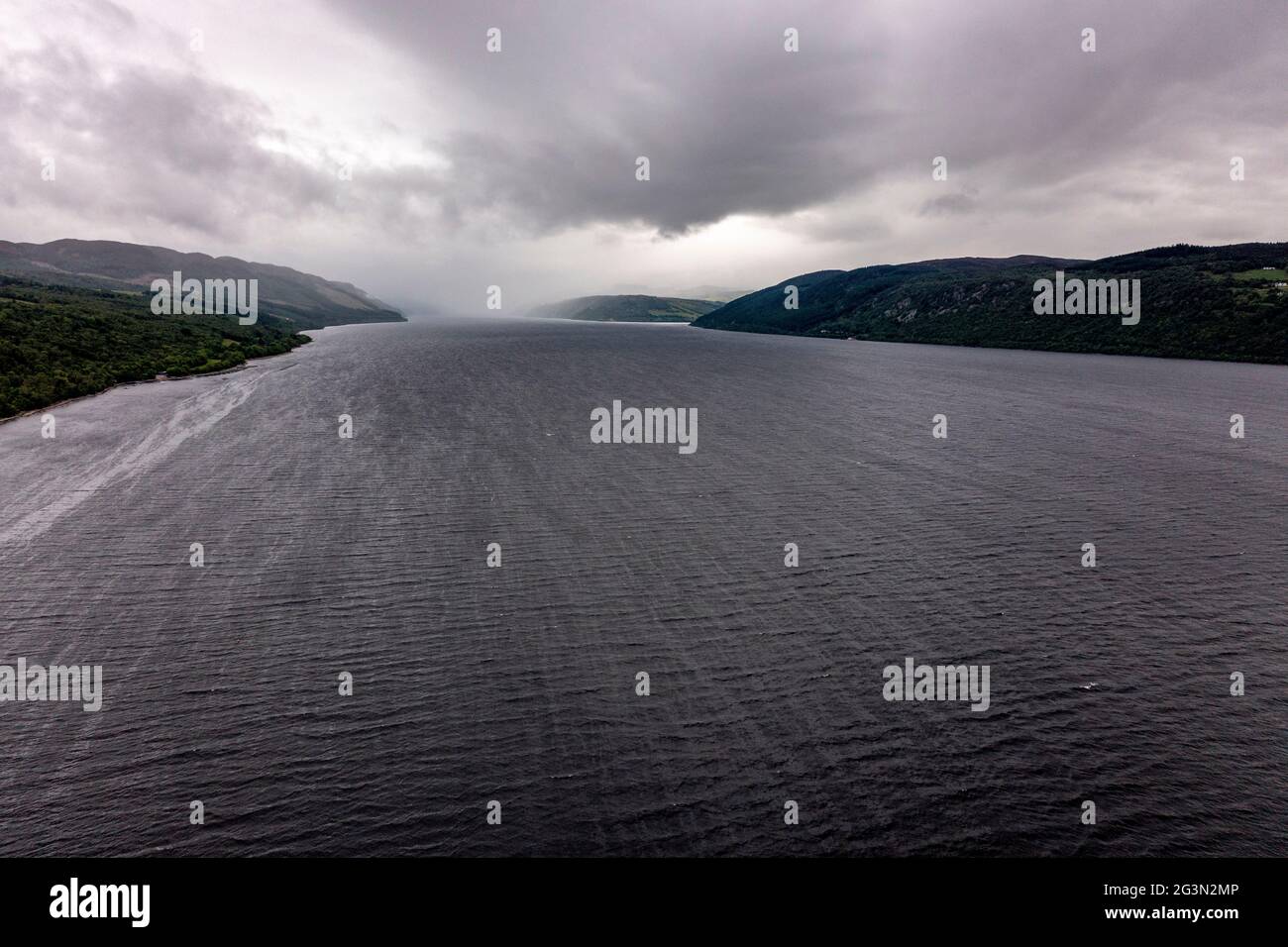 Loch Ness, Scozia, Regno Unito. 13 giugno 2021. Nella foto: Vista  fotografica aerea del drone dall'alto del Loch Ness guardando giù il Grande  Glen verso il castello di Urquhart. Loch Ness è