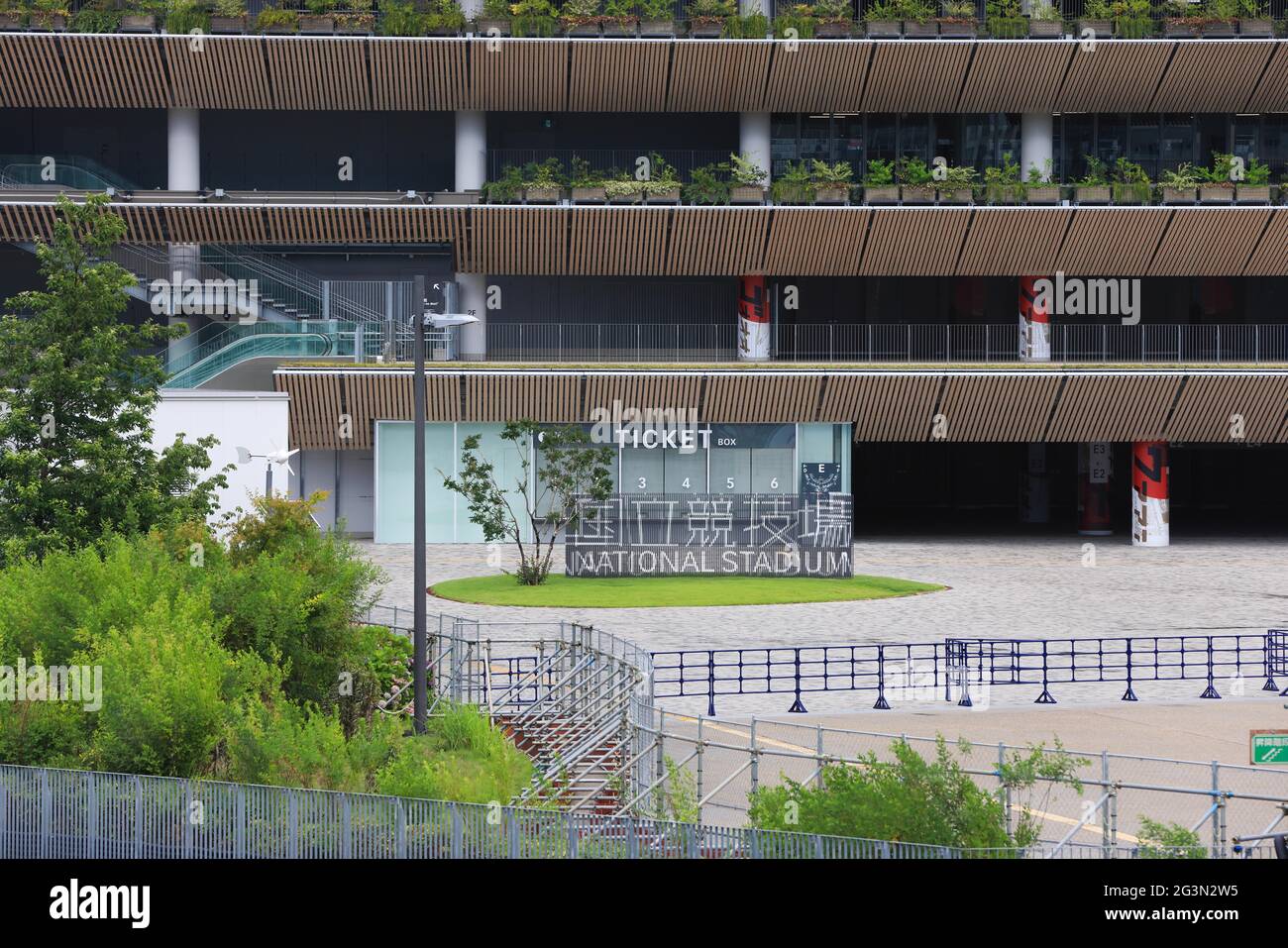 Tokyo, Giappone. 17 Giugno 2021. Nuovo Stadio Nazionale con Tokyo 2020 Giochi Olimpici branding.Construction è ancora in corso con solo poche settimane per l'apertura dei giochi controversi. (Foto di Stanislav Kogiku/SOPA Images/Sipa USA) Credit: Sipa USA/Alamy Live News Foto Stock