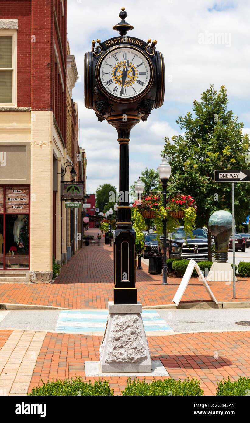 SPARTANBURG, SC, USA-13 GIUGNO 2021: Immagine dell'orologio donato dal Rotary Club di Spartanburg nel 2016, in riconoscimento di 100 anni di servizio. Foto Stock