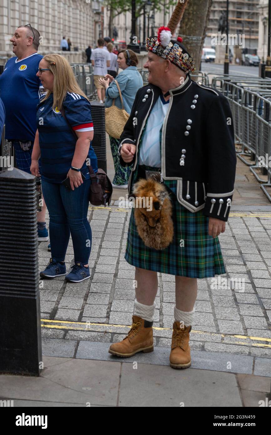 Londra, Regno Unito. 17 Giugno 2021. Tifosi di calcio scozzesi fuori Downing Street prima della partita di calcio Euro. Credit: Ian Davidson/Alamy Live News Foto Stock