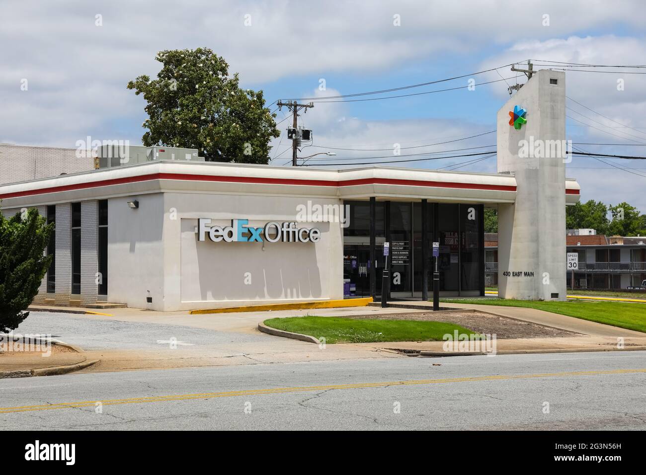 SPARTANBURG, SC, USA-13 GIUGNO 2021: Vista esterna di un ufficio FedEx locale. Costruzione, segno e logo. Immagine orizzontale. Foto Stock
