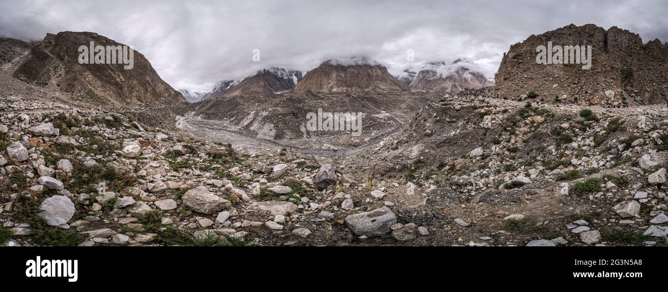 Panorama di giorno nuvoloso in alto in Karakorum Montagne in Pakistan Foto Stock
