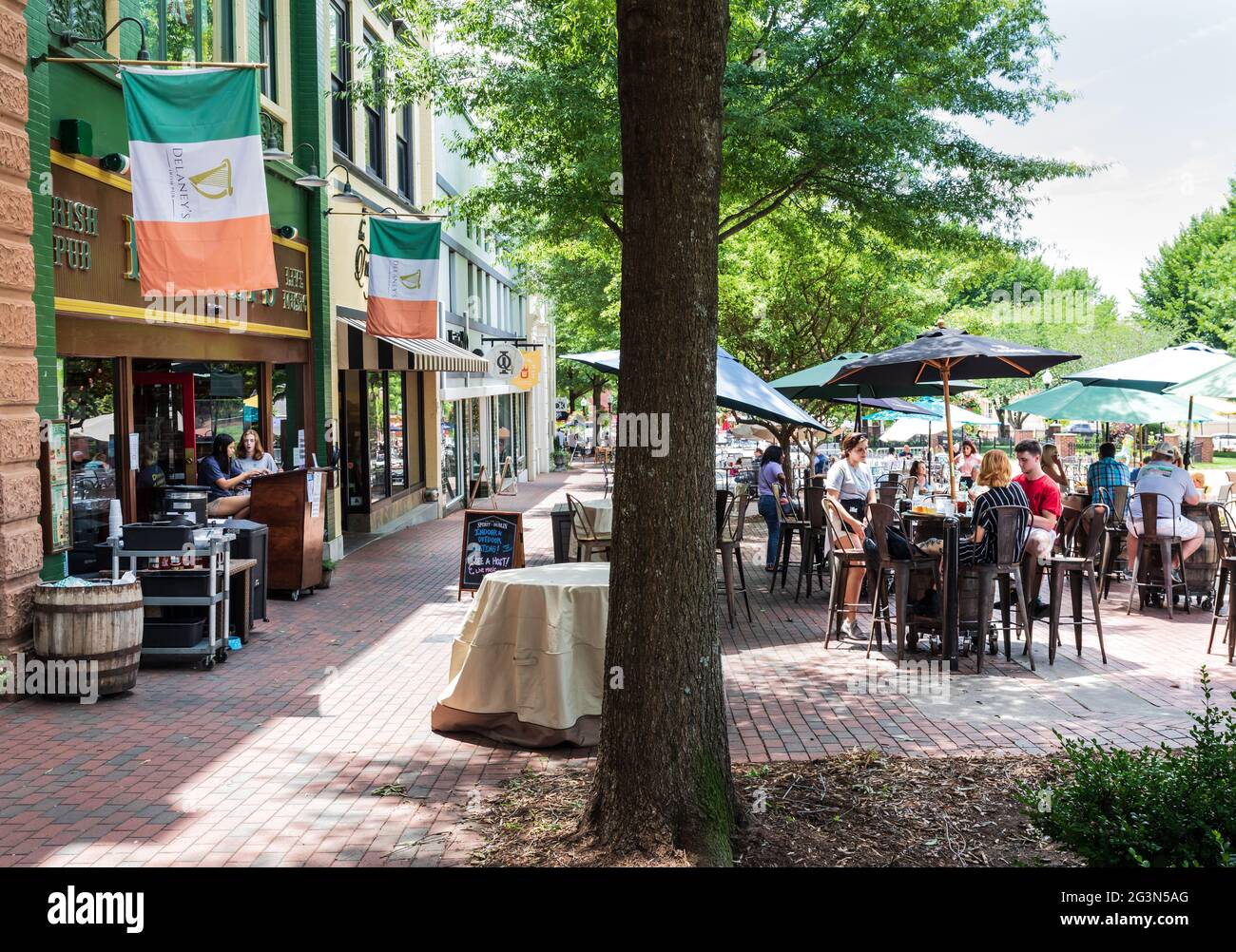 SPARTANBURG, SC, USA-13 GIUGNO 2021: Clienti ai tavoli del marciapiede presso l'Irish Pub di Delaney. Immagine orizzontale. Foto Stock