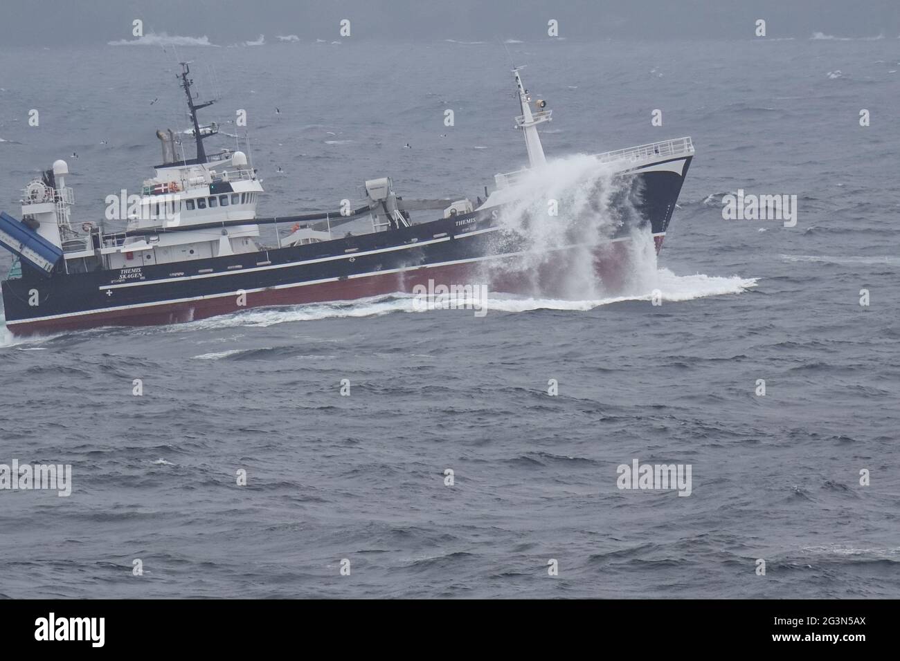 Pesca Trawler in mari pesanti Foto Stock