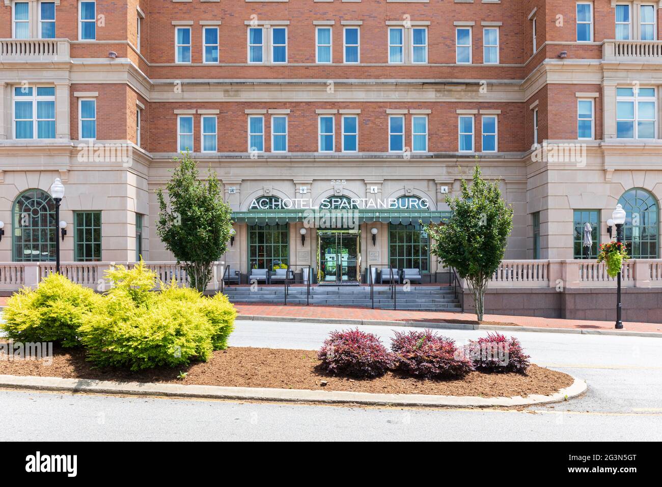 SPARTANBURG, SC, USA-13 GIUGNO 2021: Facciata dell'AC Hotel Spartanburg del Marriott, che mostra l'ingresso, il cartello sopra la tenda e il portico. Immagine orizzontale. Foto Stock