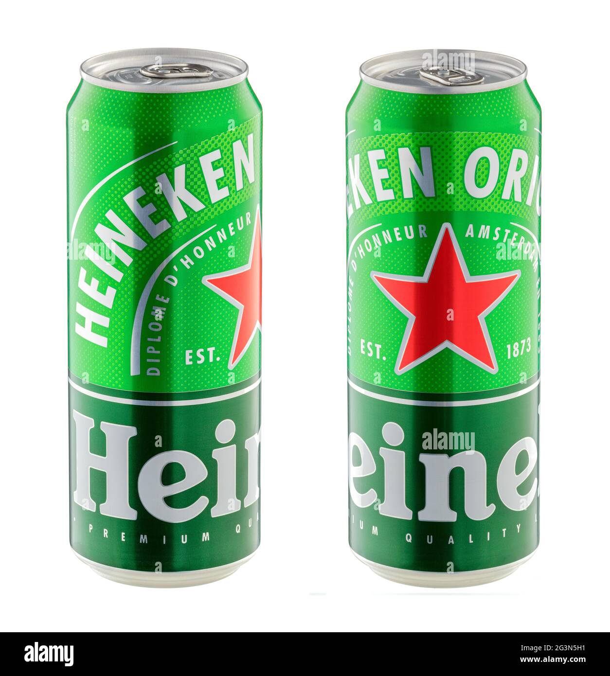 Lattine di birra Heineken da vicino isolate su sfondo bianco - Volgograd, Russia - 03 giugno 2021 Foto Stock