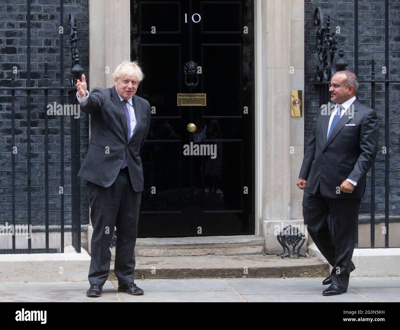 Londra, Regno Unito. 17 Giugno 2021. Il primo ministro Boris Johnson incontra Salman, principe ereditario del Bahrain al 10 di Downing Street. Il principe Salman bin Hamad bin Isa al Khalifa è anche il primo ministro del Bahrain. Credit: Mark Thomas/Alamy Live News Foto Stock