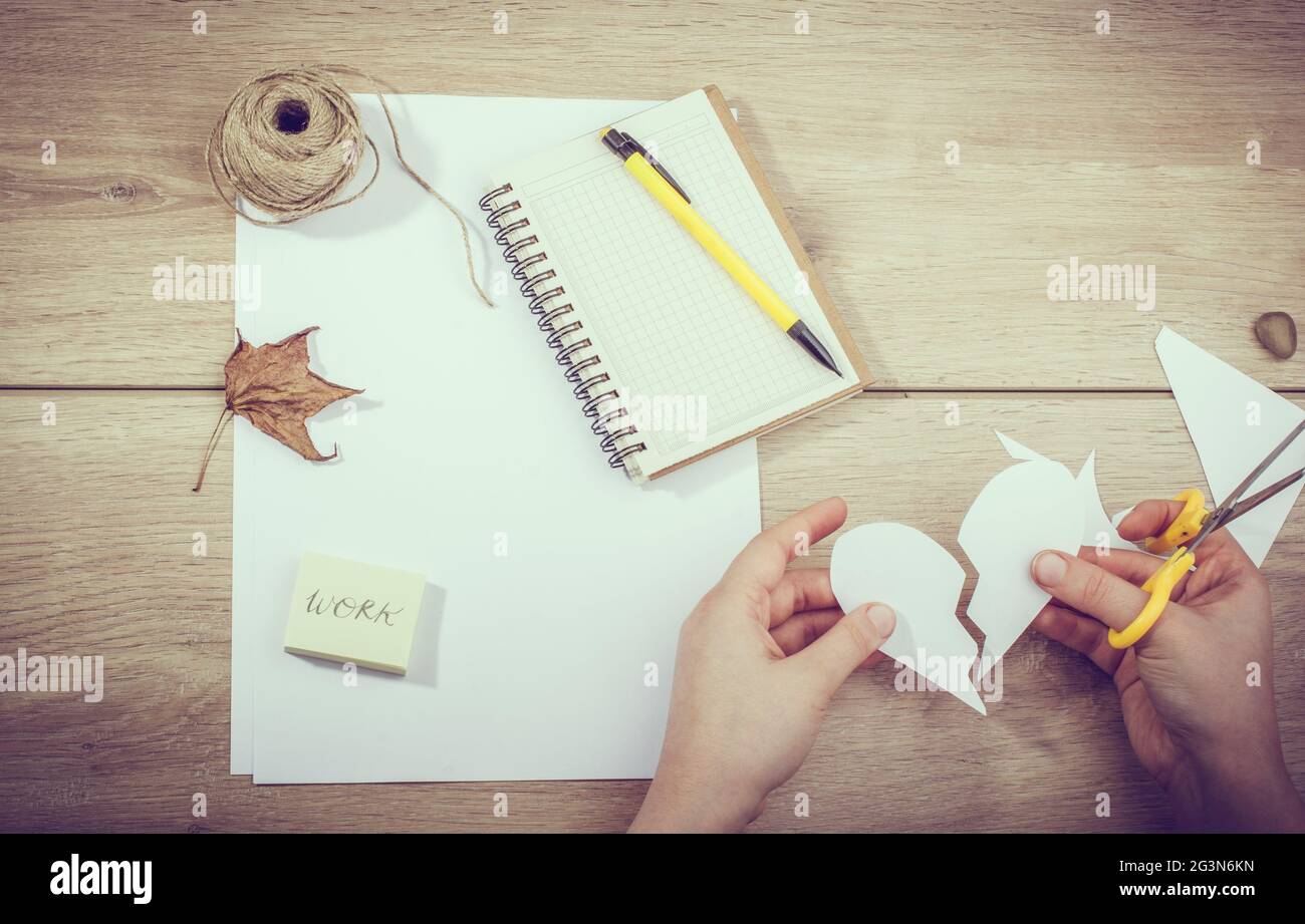 Materiali e strumenti per il lavoro a mano di arte su una scrivania Foto Stock