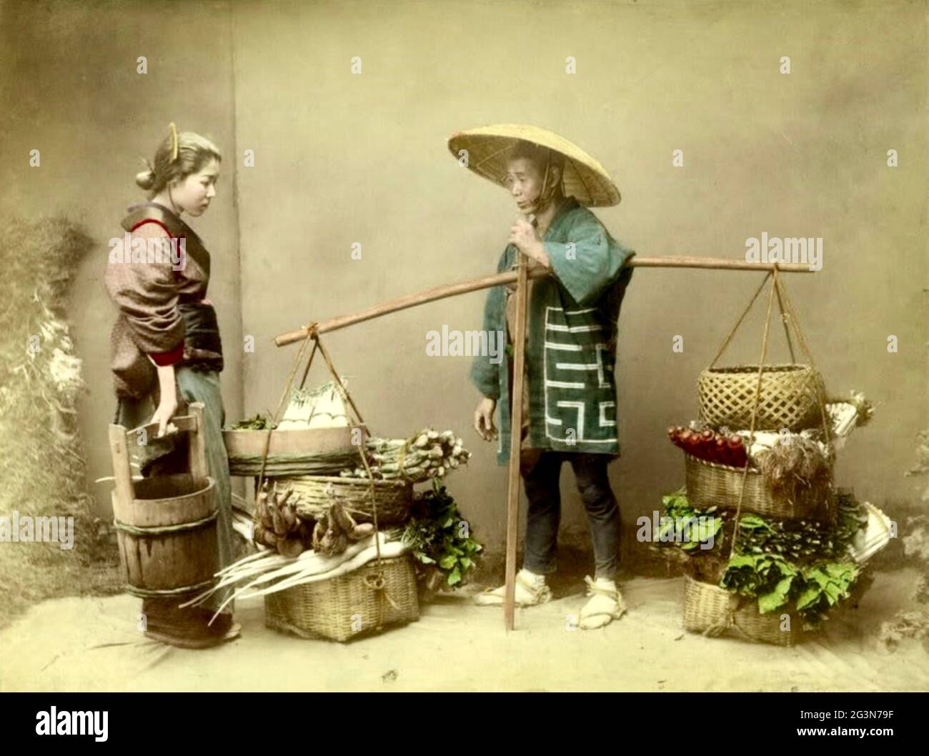 Fotografia vintage di Kusakabe Kimbei dal vecchio Giappone. Un venditore di verdure e un cliente nell'esperienza di acquisto. Foto Stock