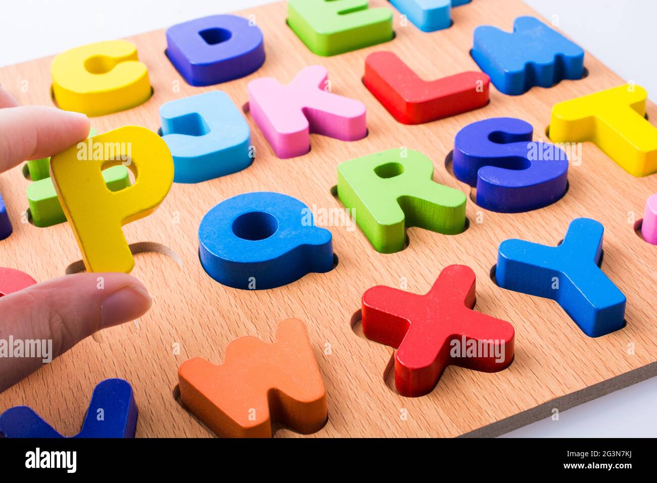 Blocchi di lettere colorati a bordo su bianco Foto Stock