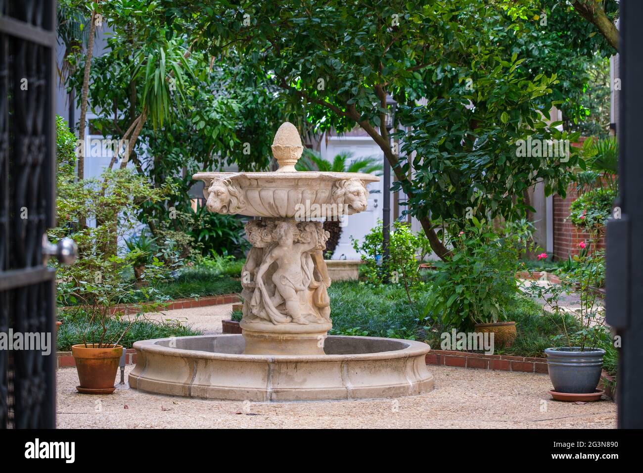 NEW ORLEANS, LA, Stati Uniti d'America - 7 MAGGIO 2021: Fontana nel cortile della costruzione di appartamenti nel quartiere Uptown Foto Stock