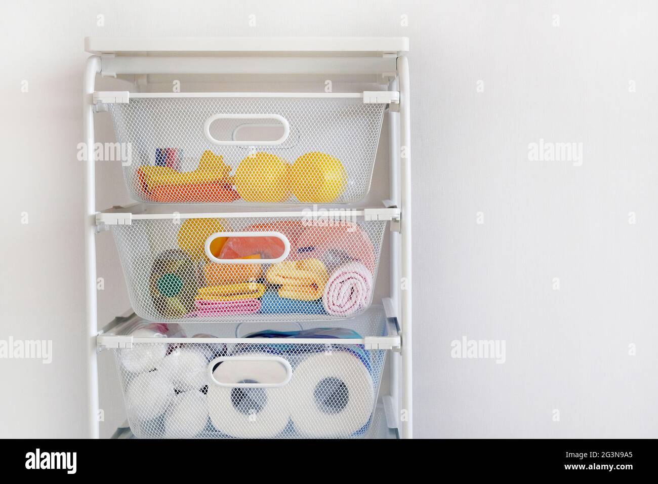 Concetto di pulizia. Detergente, detergente e strumenti per la pulizia della sala. La cameriera o casalinga immagazzina i rifornimenti domestici. Foto Stock