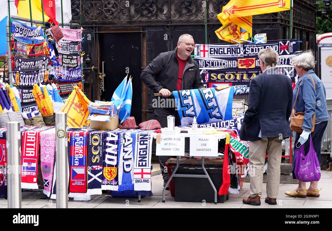 Titolare di una stalla in Buchanan Street, Glasgow, che vende bandiere e sciarpe dell'esercito di Tartan ai tifosi di calcio scozzesi in vista della partita UEFA Euro 2020 Group D tra Inghilterra e Scozia allo stadio di Wembley. Data immagine: Giovedì 17 giugno 2021. Foto Stock