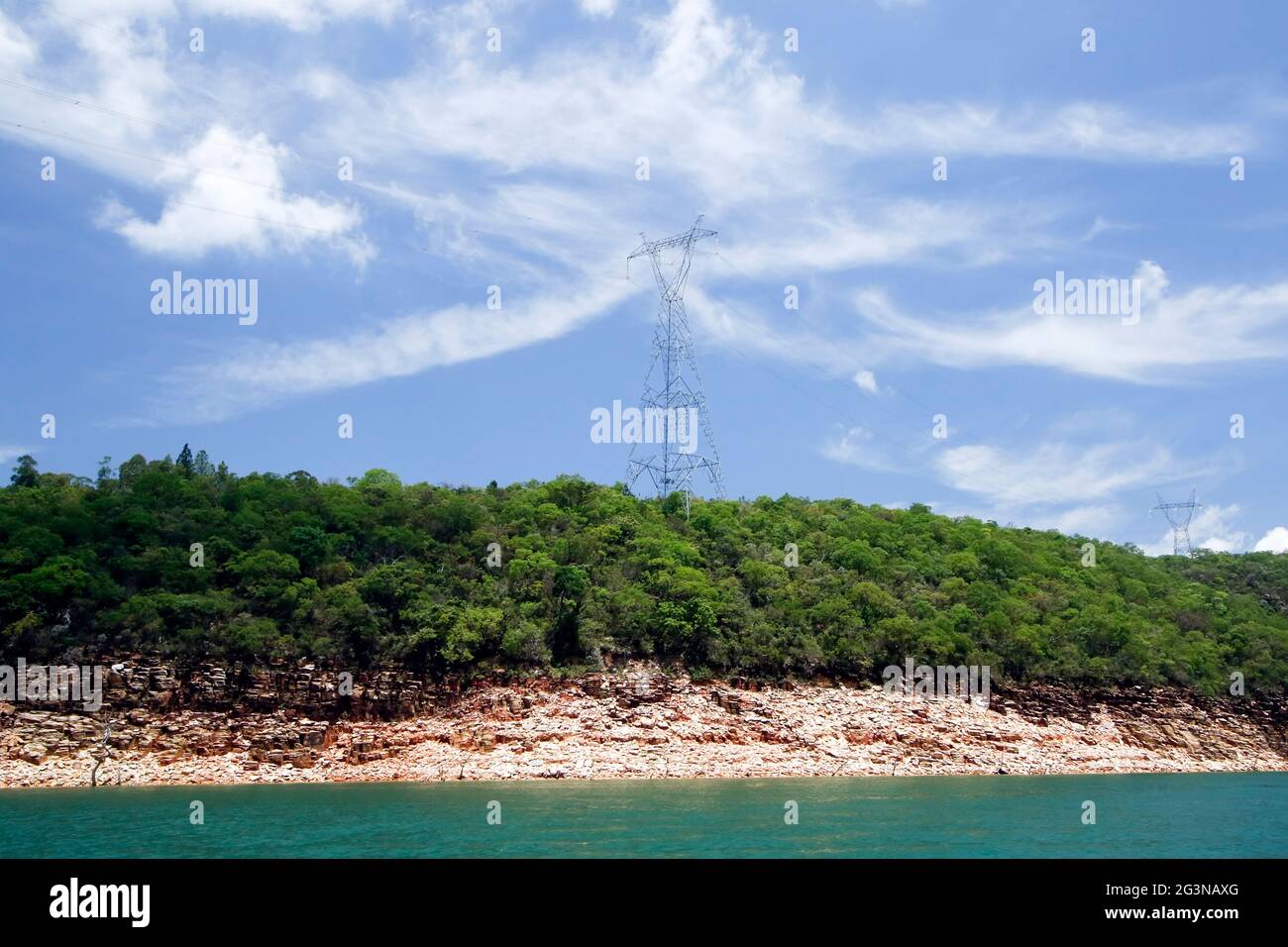 Torri elettriche vicino al lago di Furnas a Capitolio, Minas Gerais Foto Stock