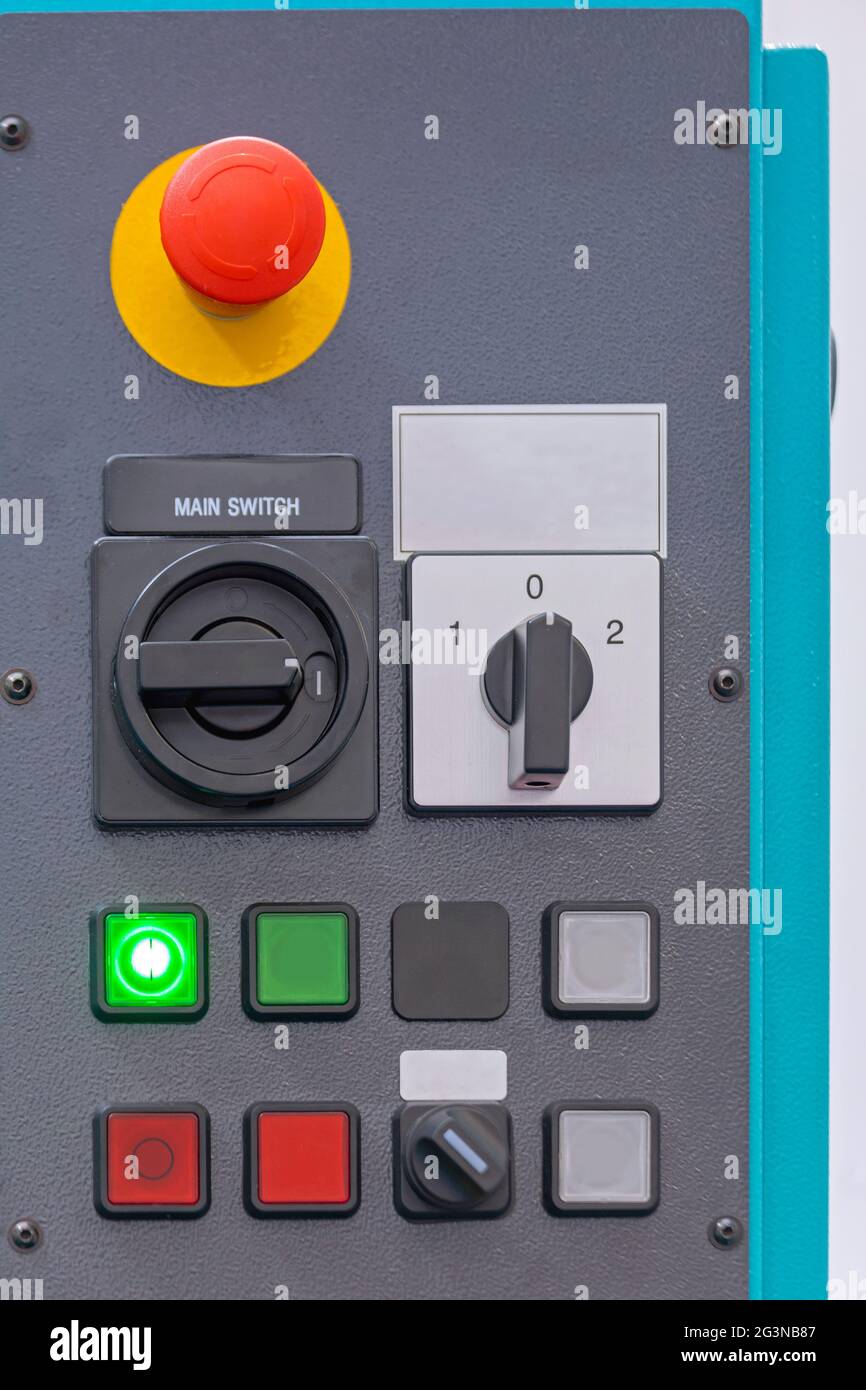 Pannello di controllo macchina elettrica con interruttore di emergenza Foto Stock