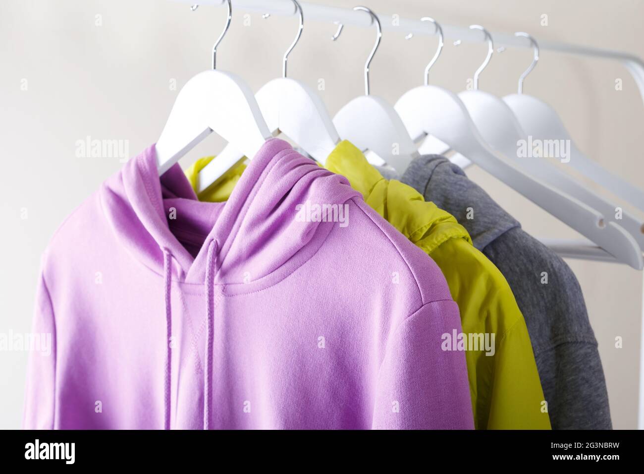 Felpa con cappuccio e T-shirt colorate per lo sport Foto Stock