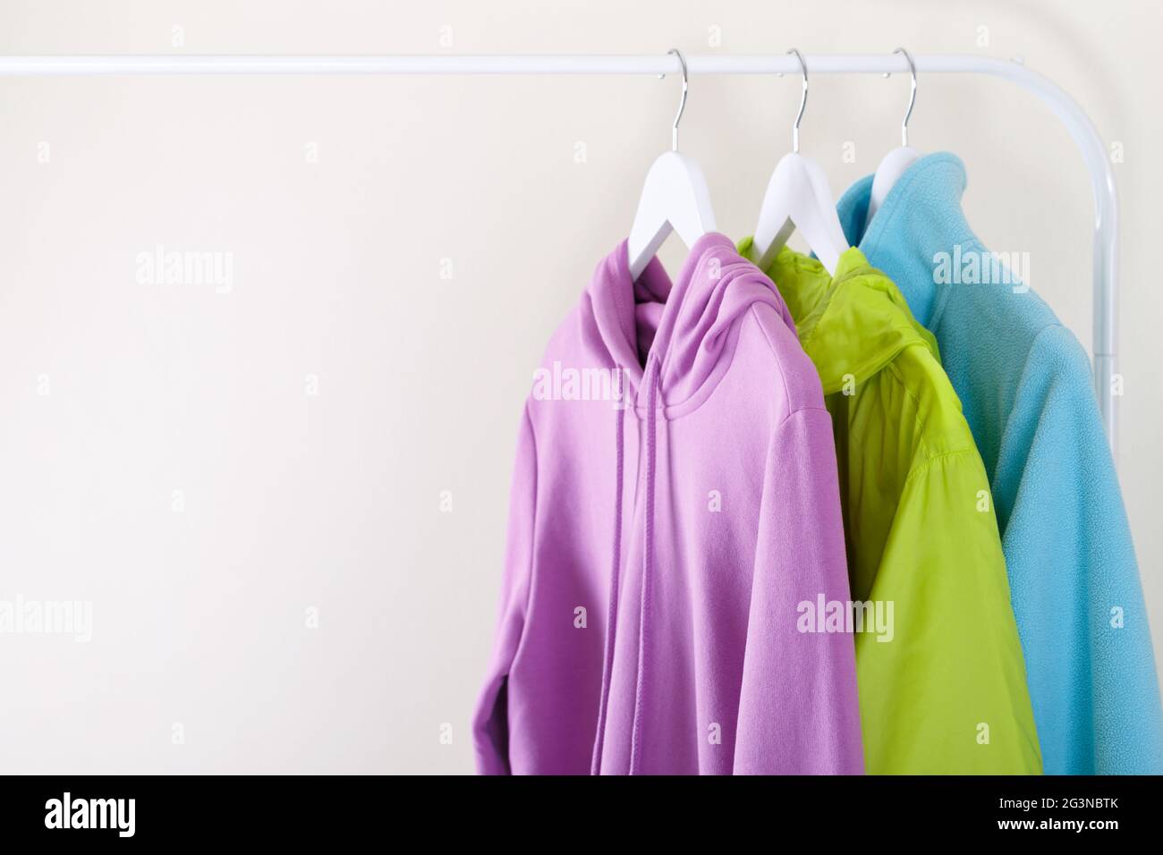 Felpa con cappuccio e T-shirt colorate per lo sport Foto Stock