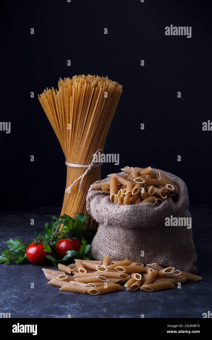 Spaghetti secchi a grani interi Foto Stock