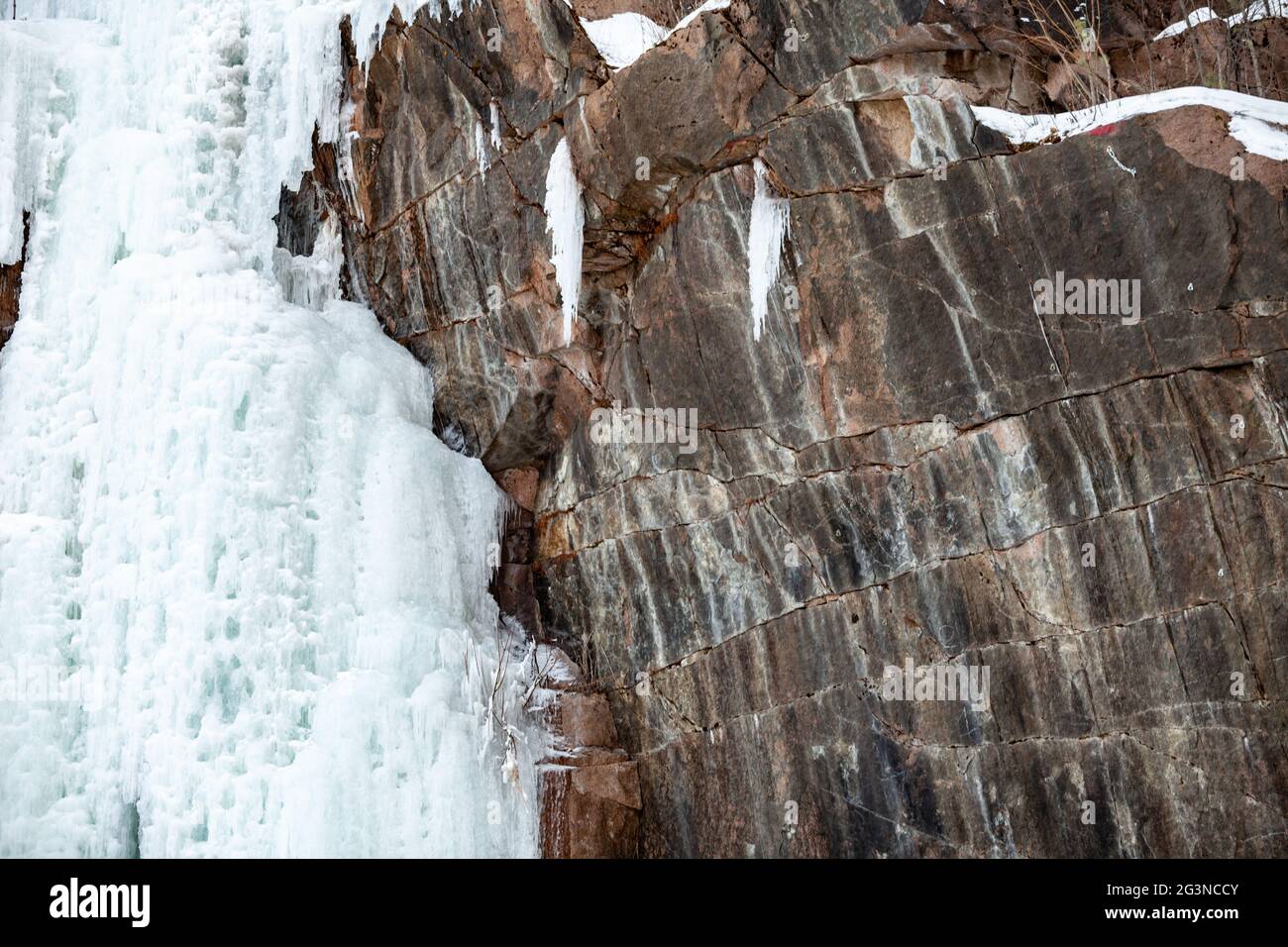 Lo sfondo da granito marrone con le rughe. La texture della pietra grezza. Foto Stock
