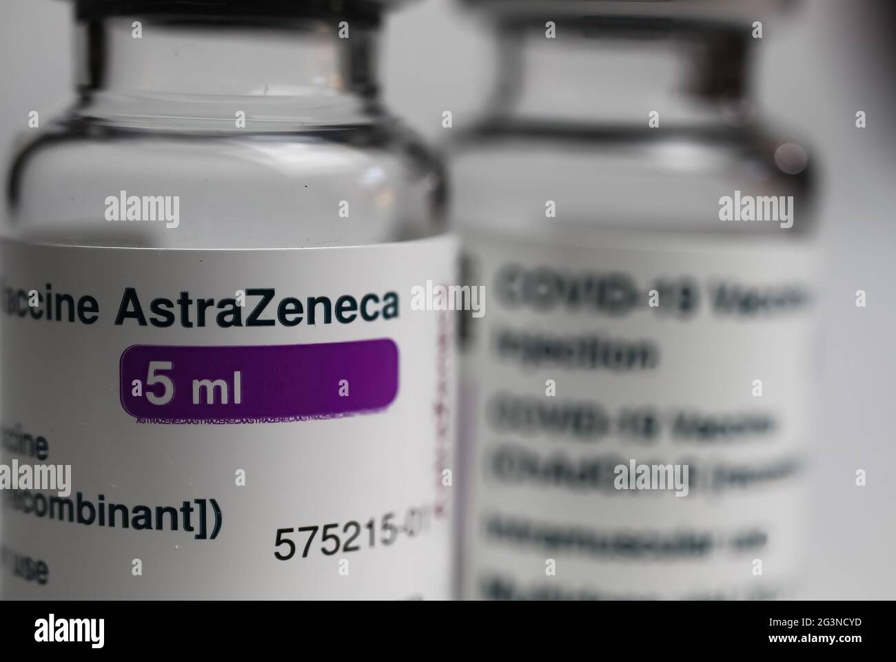 Viersen, Germania - 9 giugno. 2021: Macro-closeup del flaconcino di vaccino isolato astrazeneca covid-19 con numero di lotto Foto Stock