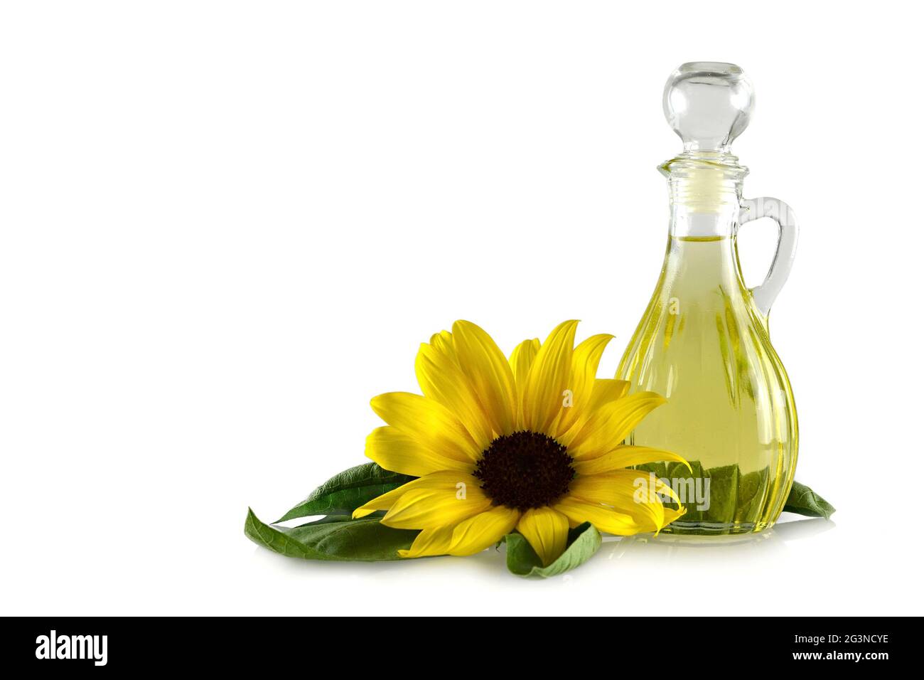 Olio di girasole in un decanter isolato su sfondo bianco Foto Stock