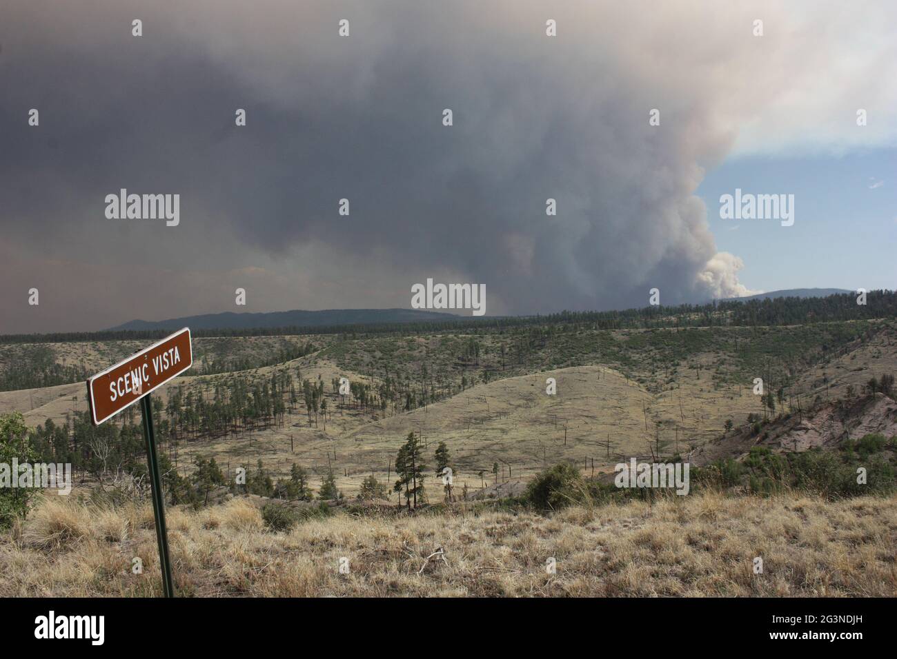 Vista ironica dalla vista panoramica del fumo dal fuoco Johnson nella foresta nazionale di Gila Foto Stock