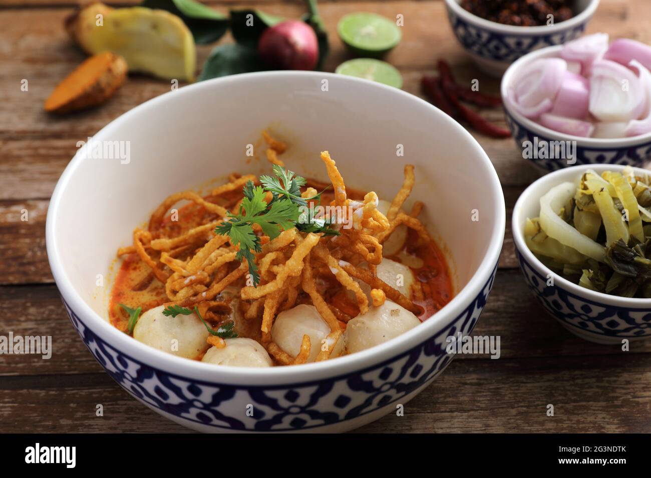 Cibo locale della Tailandia del nord: Porcini all'uovo al curry con polpette legno di fondo Foto Stock