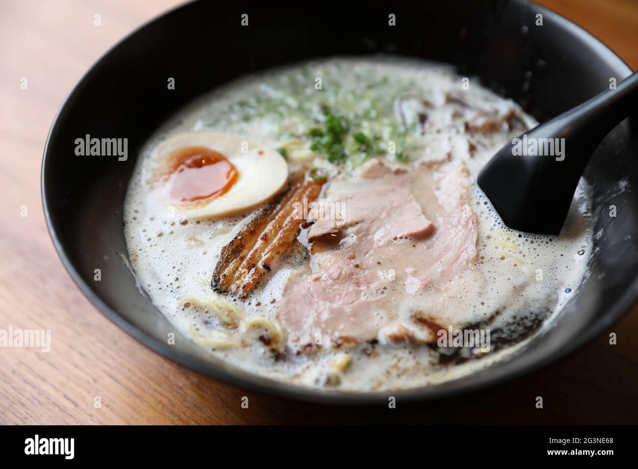 Ramen noodle con maiale e uovo su zuppa cibo giapponese Foto Stock