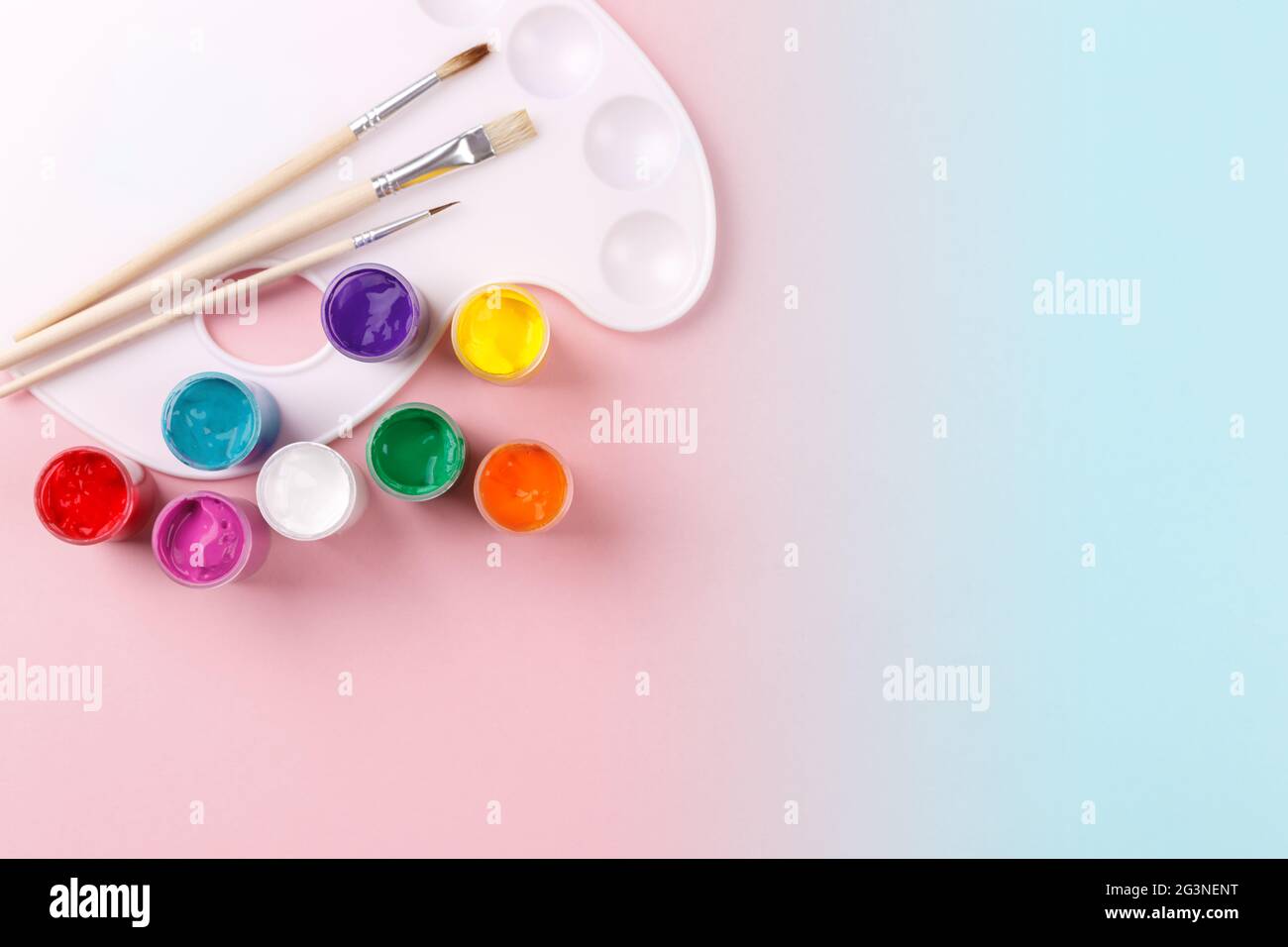 Coloratissima tavolozza di acquerelli Foto Stock