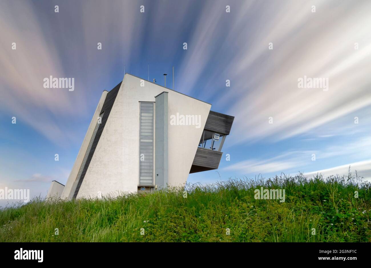 Vista laterale sulle dune di sabbia della Torre di osservazione di Rossall Point a Fleetwood, Lancashire, Regno Unito. È anche conosciuta come Torre di osservazione di Rossall Point Foto Stock