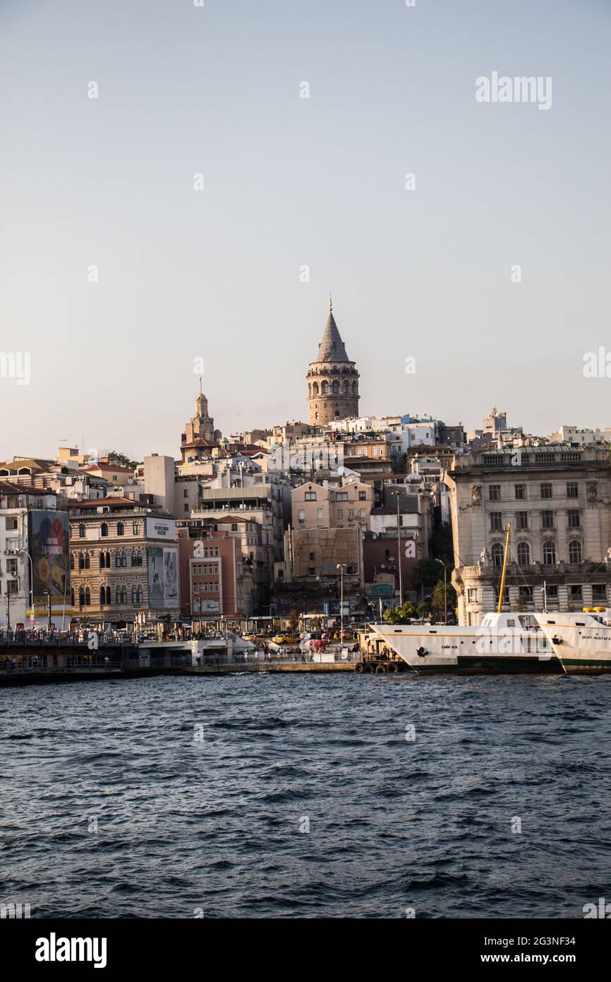 Il paesaggio urbano di Istanbul con la famosa silhouette dell'edificio Foto Stock