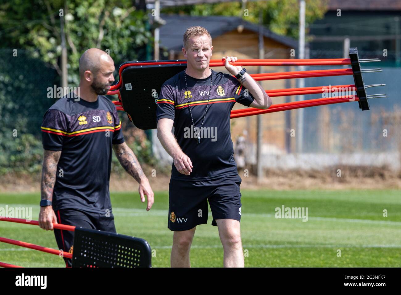 Durante la prima sessione di allenamento per la nuova stagione 2021, l'assistente di Mechelen Steven Defour e il capo allenatore di Mechelen Wouter Vrancken Foto Stock