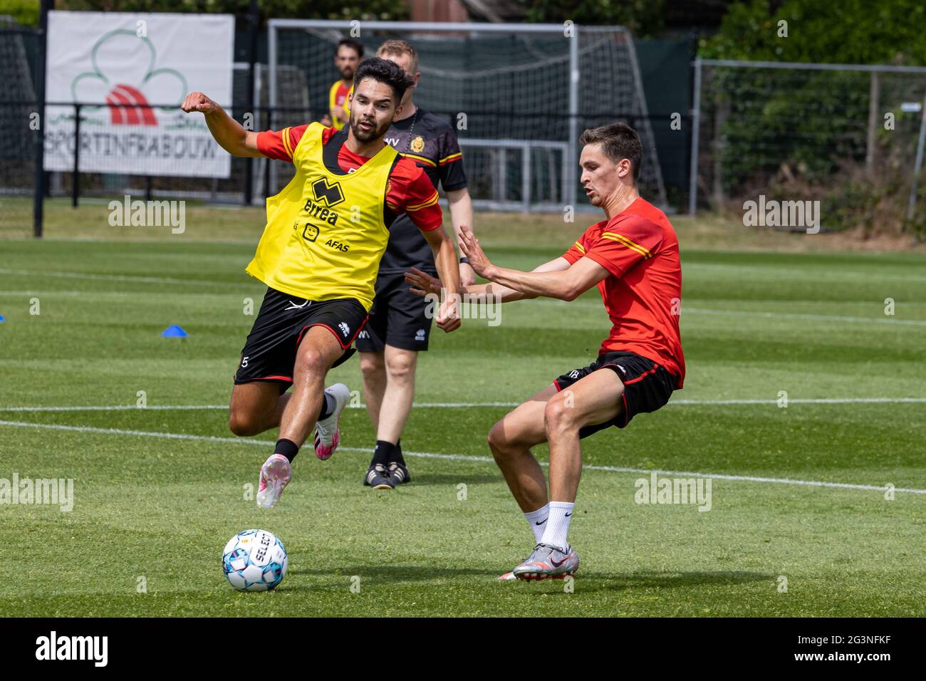 Sandy Walsh di Mechelen combatte per la palla durante la prima sessione di allenamento per la nuova stagione 2021-2022 di Jupiler Pro League prima divisione di calcio Foto Stock