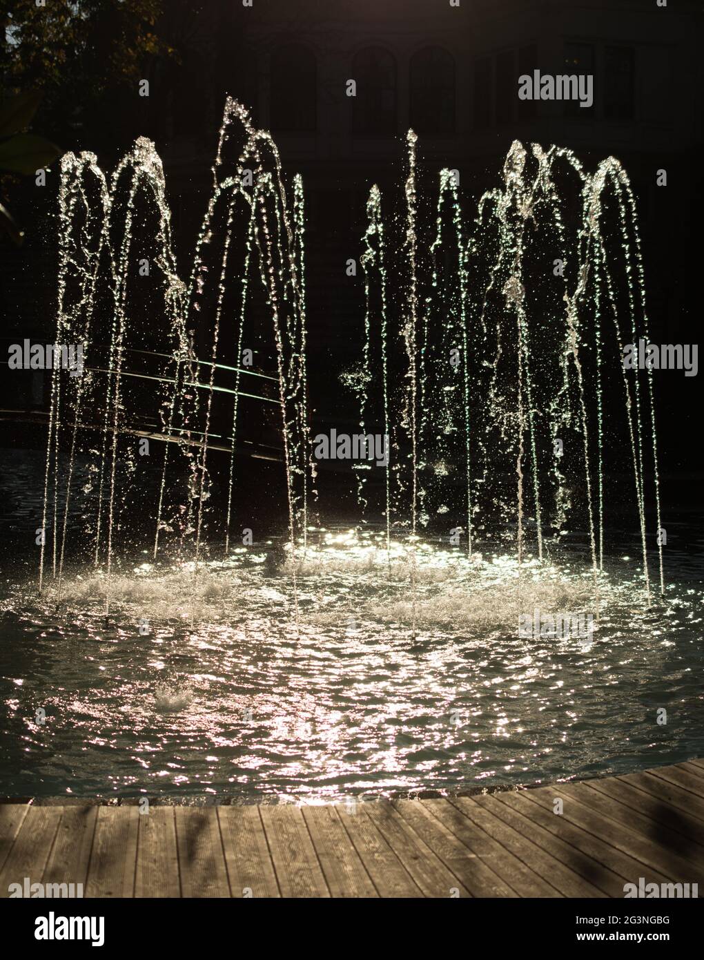 Le fontane sgorgano acqua frizzante in una piscina Foto stock - Alamy